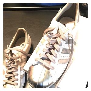 Woman’s adidas size 8 tennis shoes